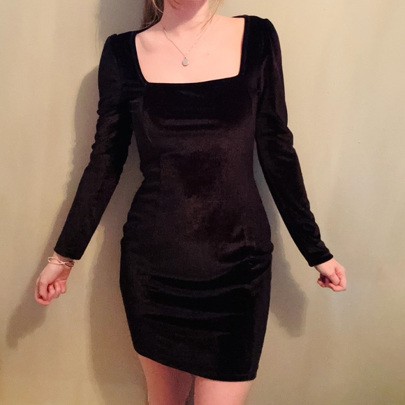 Dresses & Skirts - Black Velvet Long Sleeve Mini Dress
